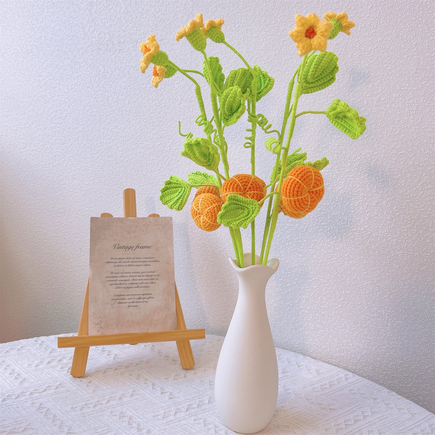 Divertimento nel tempo del raccolto: Paletto artigianale a maglia a forma di zucca per una decorazione festiva del giardino