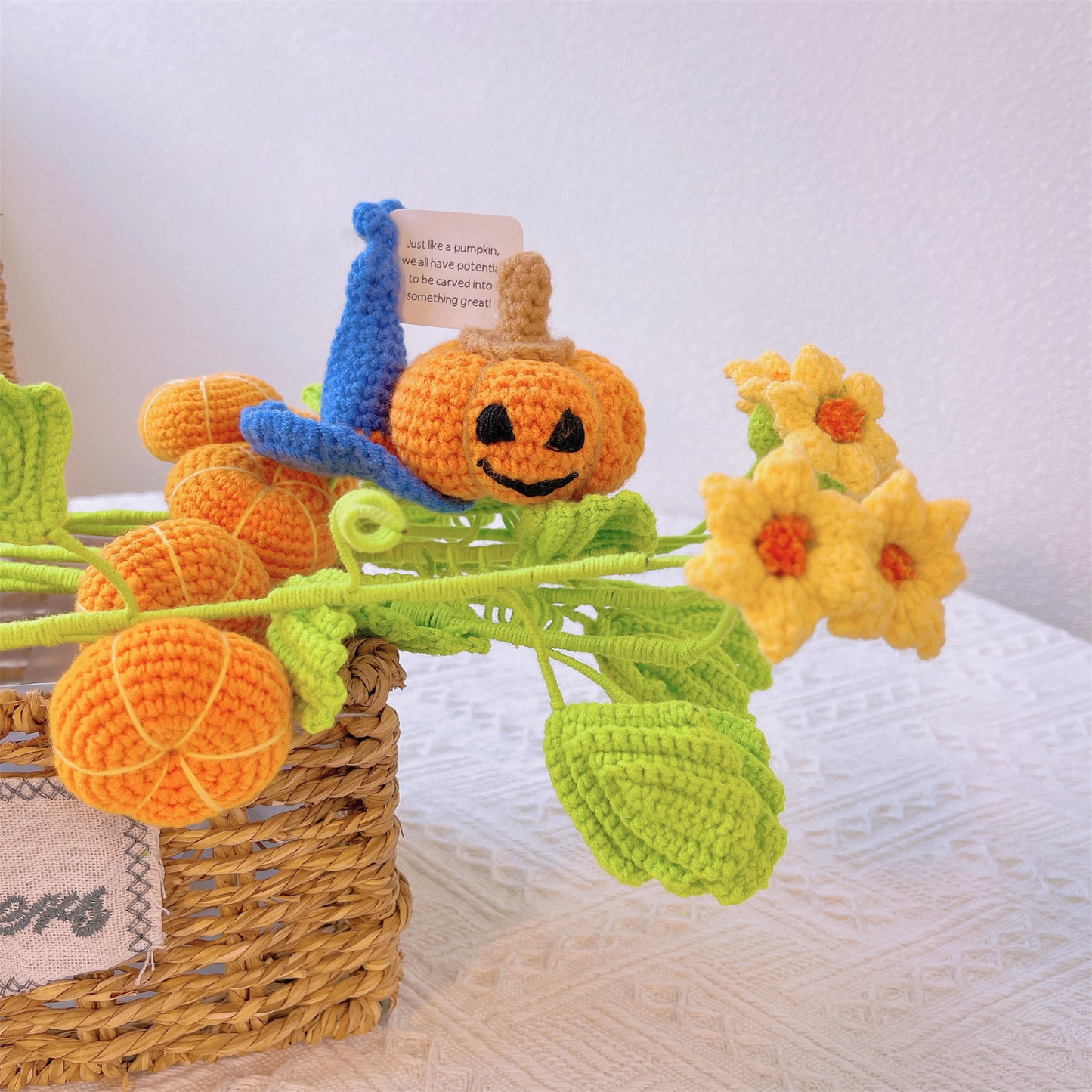 Divertimento nel tempo del raccolto: Paletto artigianale a maglia a forma di zucca per una decorazione festiva del giardino