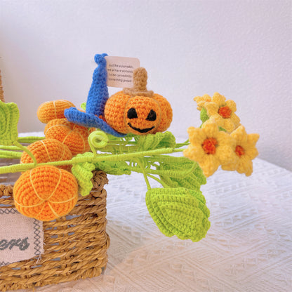 Divertimento nel tempo del raccolto: Paletto artigianale a maglia a forma di zucca per una decorazione festiva del giardino