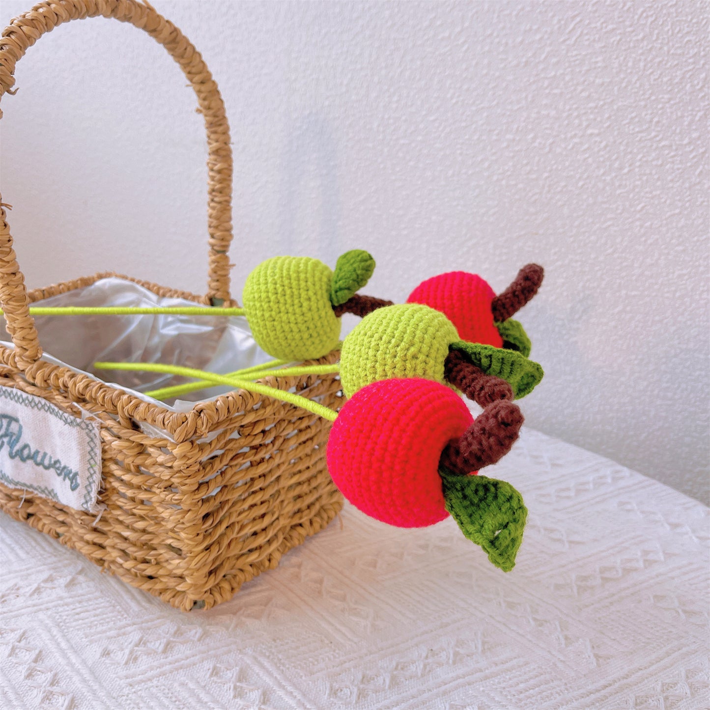 Raccolta Fresca: Palo Artigianale a Maglia a Forma di Mela per una Decorazione Giardino Fantastica
