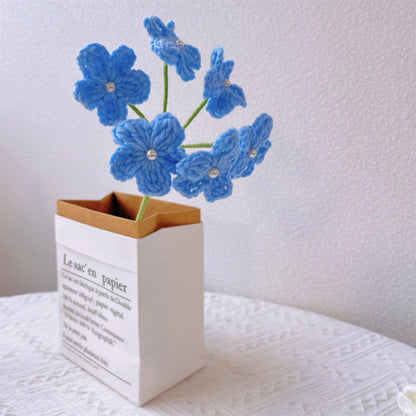 Arranjo Floral Artesanal de Crochê Completamente Azul com Envoltório Branco e Delicado Design de Floco de Neve