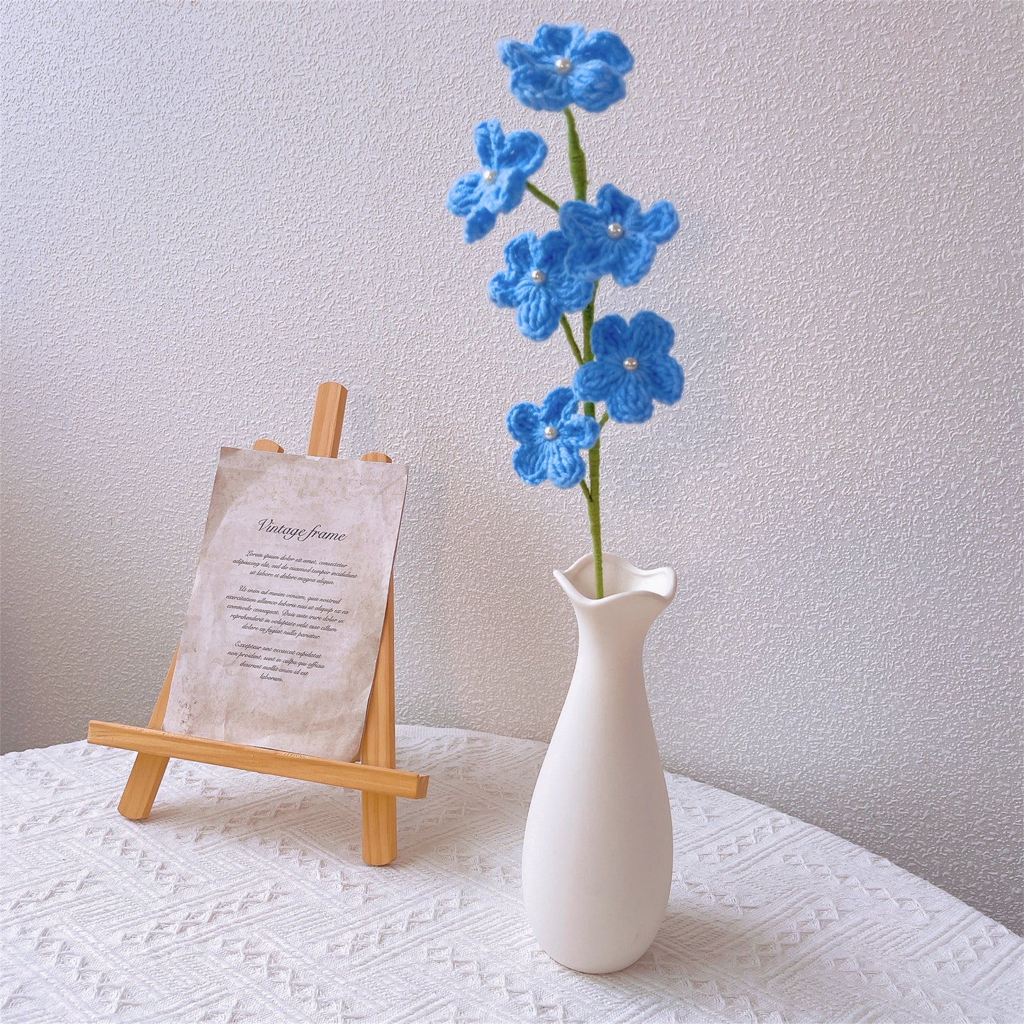 Arranjo Floral Artesanal de Crochê Completamente Azul com Envoltório Branco e Delicado Design de Floco de Neve