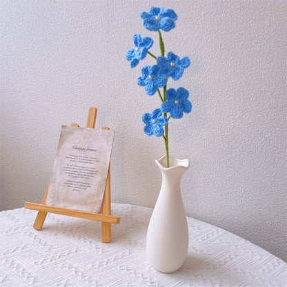 Arranjo Floral Artesanal de Crochê Completamente Azul com Envoltório Branco e Delicado Design de Floco de Neve