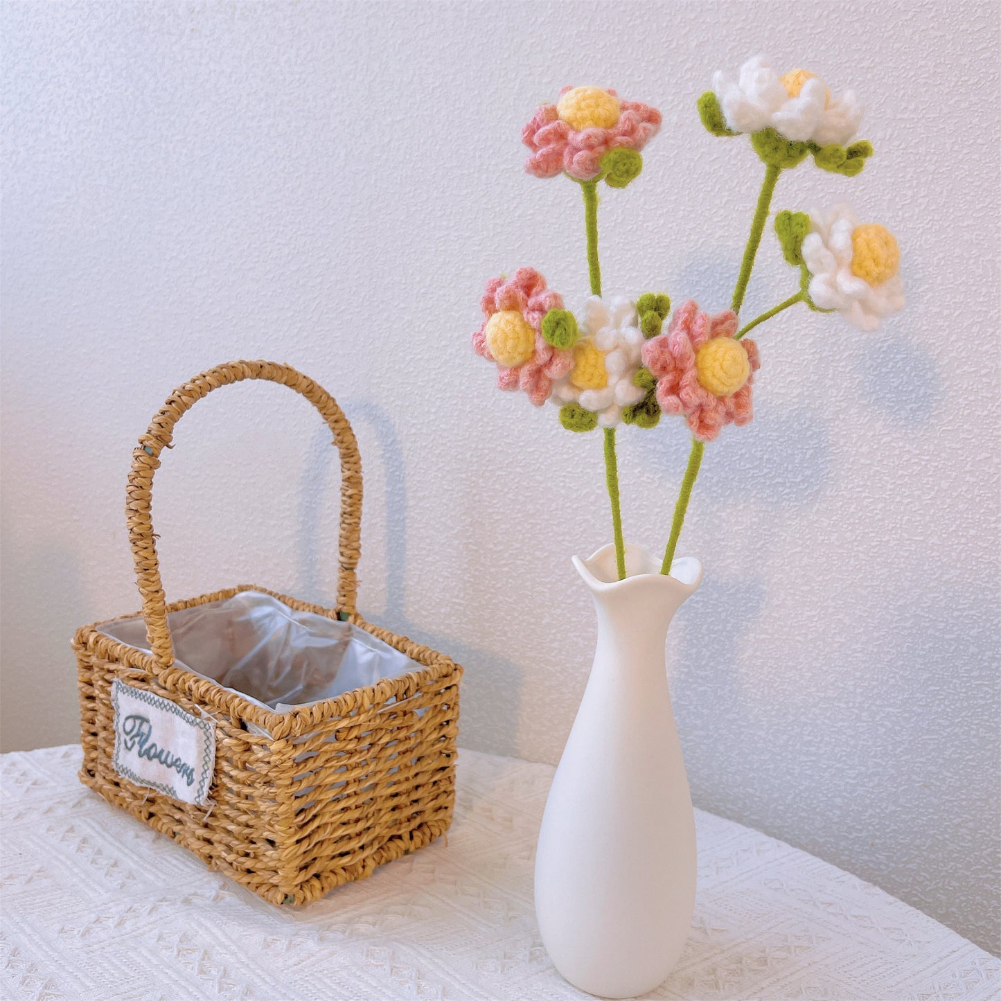 Serenidad en Flor: Palo de manzanilla tejido a mano para una decoración de jardín calmante