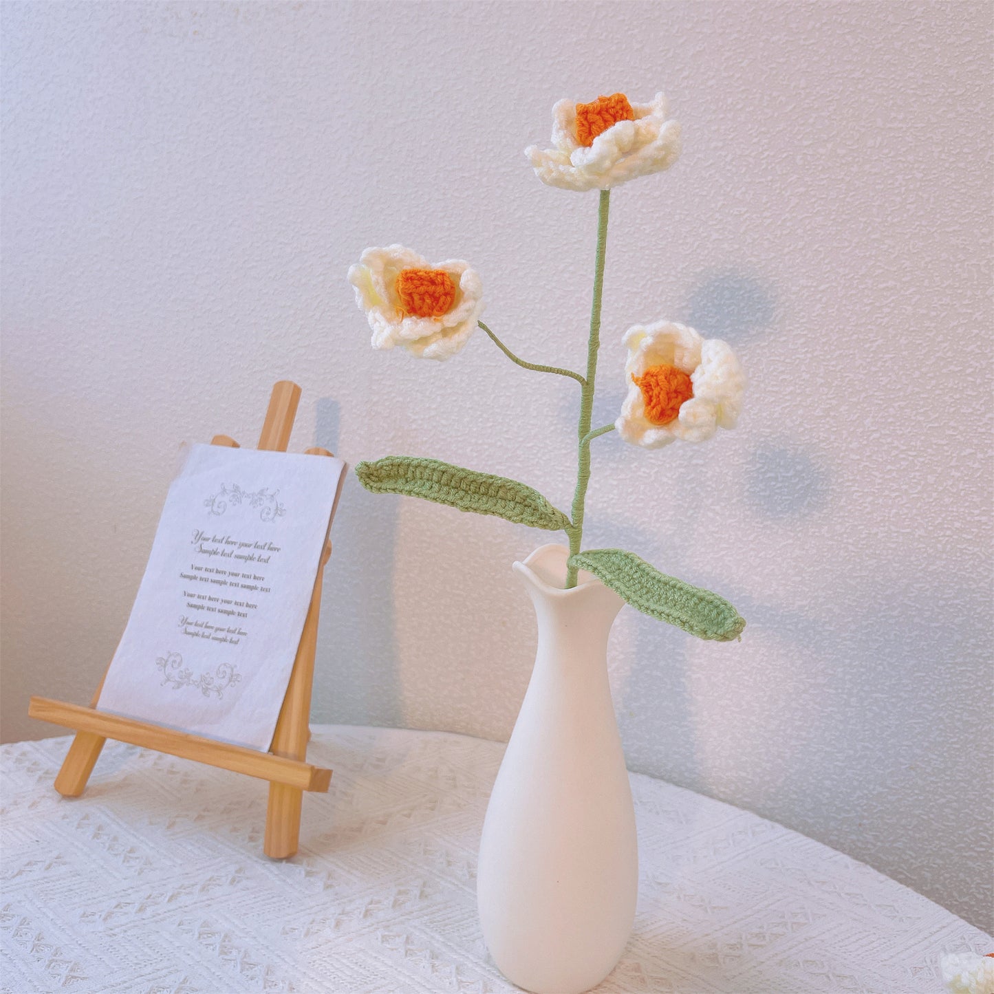 Memórias Douradas: Estaca de Narciso de Crochê Artesanal para uma Decoração de Jardim Nostálgica