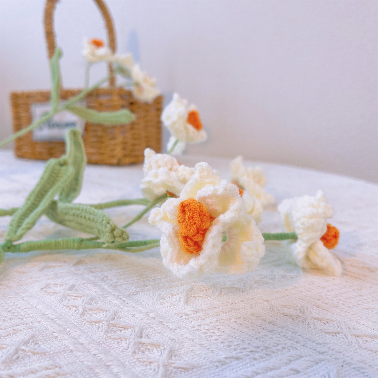 Memórias Douradas: Estaca de Narciso de Crochê Artesanal para uma Decoração de Jardim Nostálgica