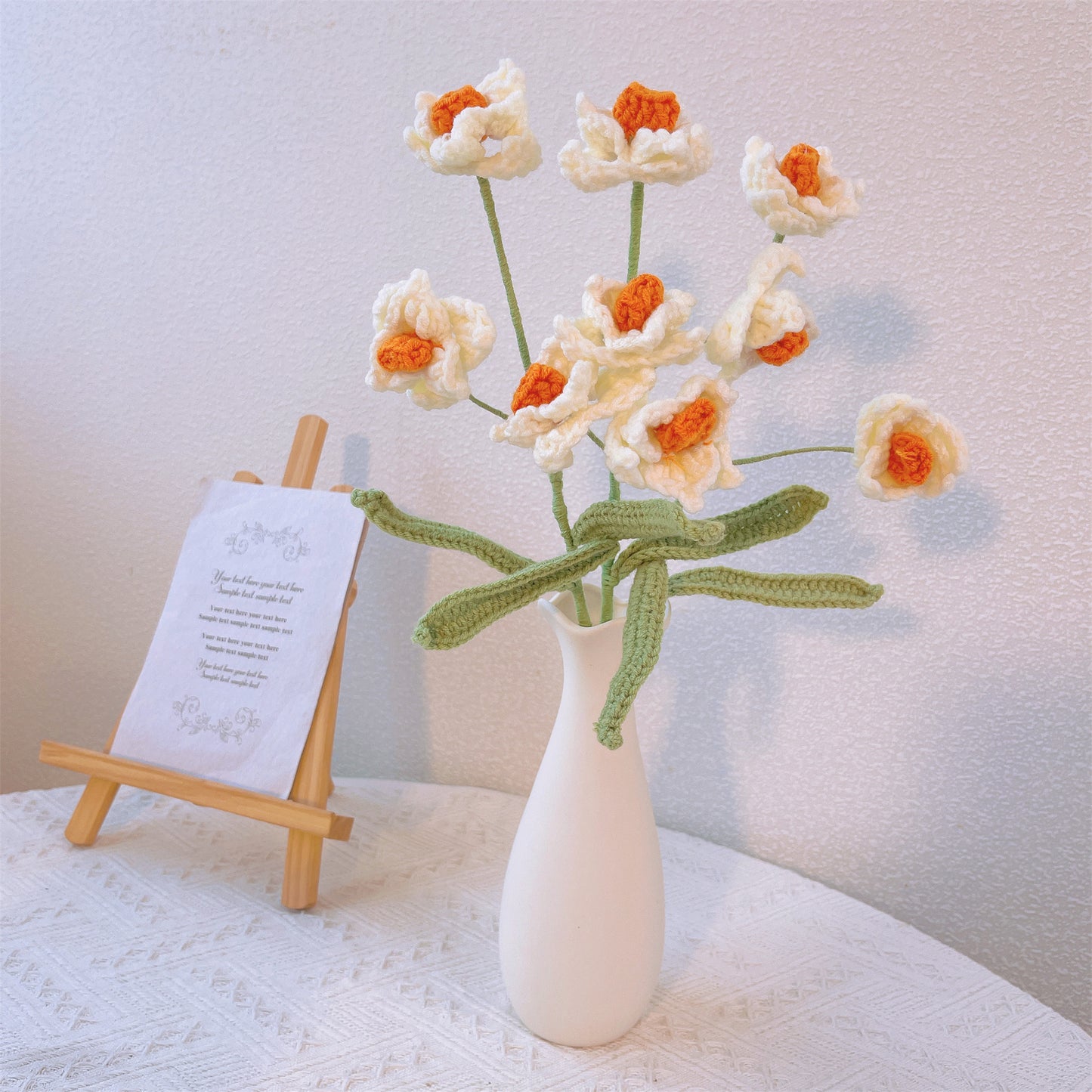 Memórias Douradas: Estaca de Narciso de Crochê Artesanal para uma Decoração de Jardim Nostálgica