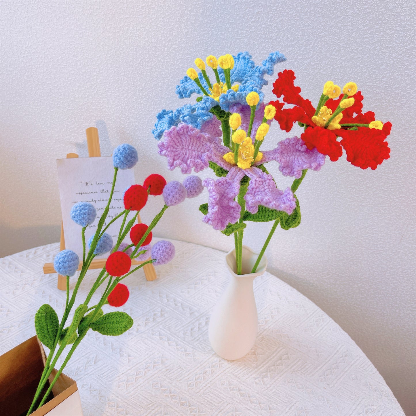 Encanto da Mirtilo-de-Crapa: Estaca de Flor de Mirtilo-de-Crapa Feita à Mão em Crochê para uma Decoração Colorida do Jardim