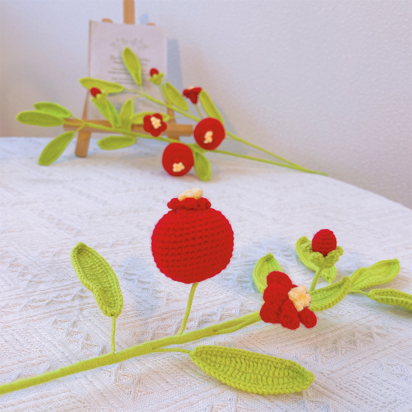 Juicy Delight: Estaca de Romãs de Crochê Artesanal para uma Decoração de Jardim Vibrante