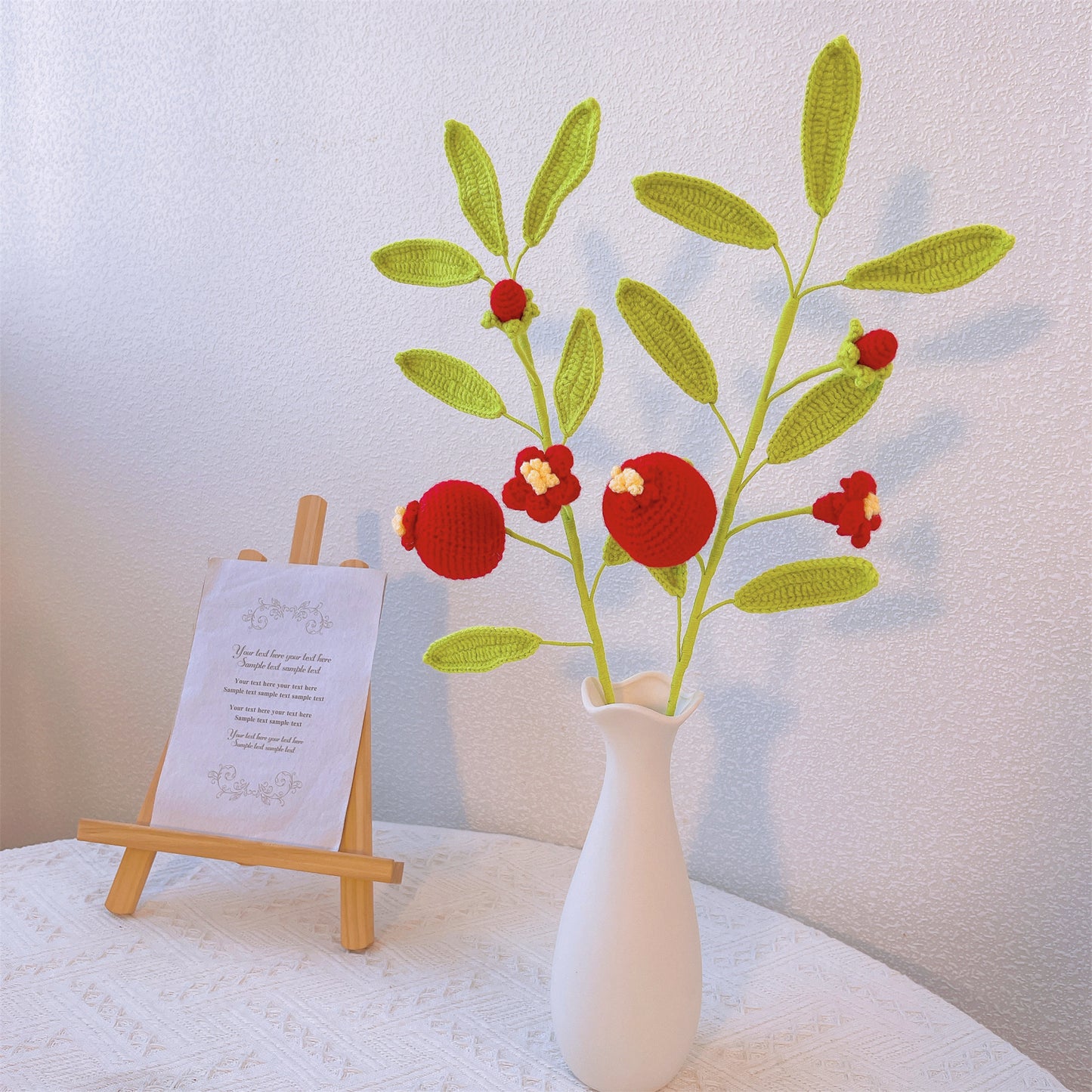 Juicy Delight: Estaca de Romãs de Crochê Artesanal para uma Decoração de Jardim Vibrante