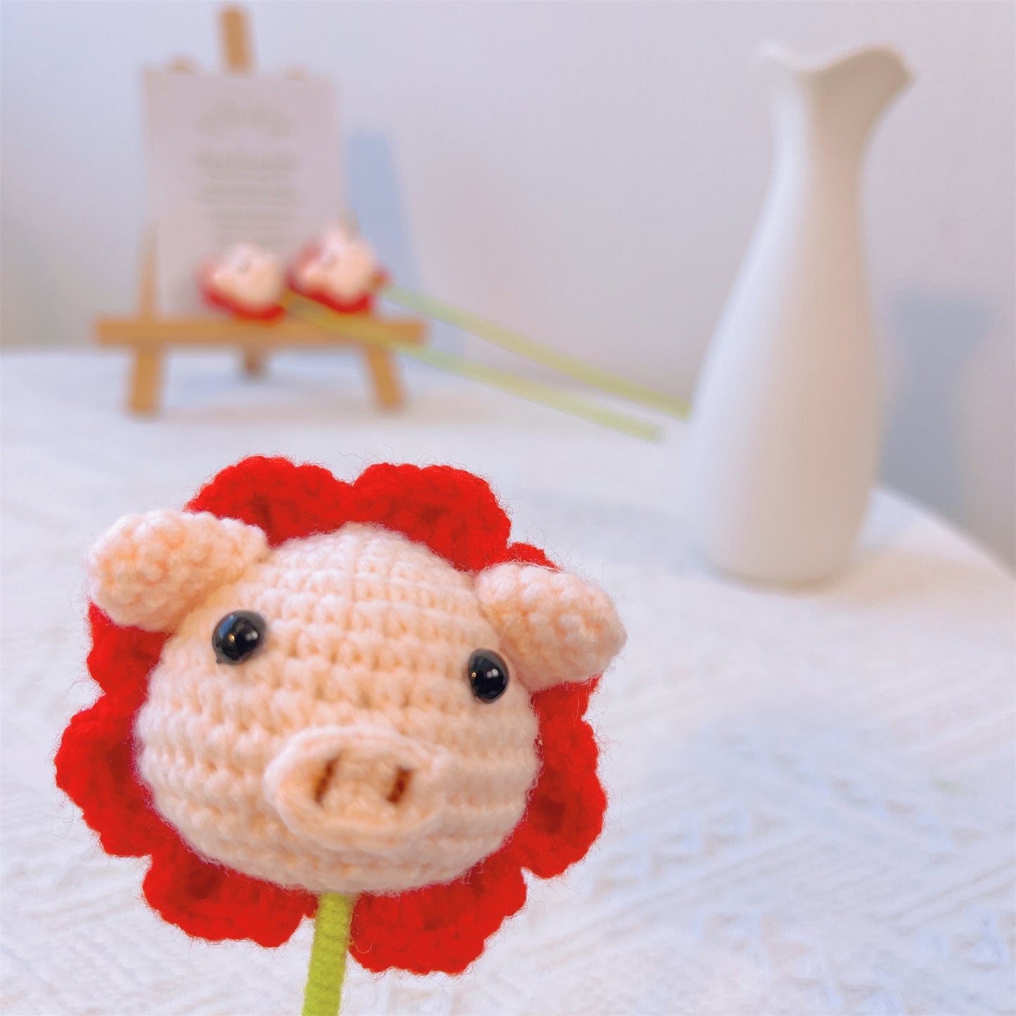 Piggy Bloom: Cabeza de cerdo tejida a mano con acabado en forma de flor para una decoración de jardín juguetona