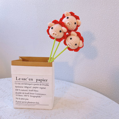 Piggy Bloom: Cabeza de cerdo tejida a mano con acabado en forma de flor para una decoración de jardín juguetona
