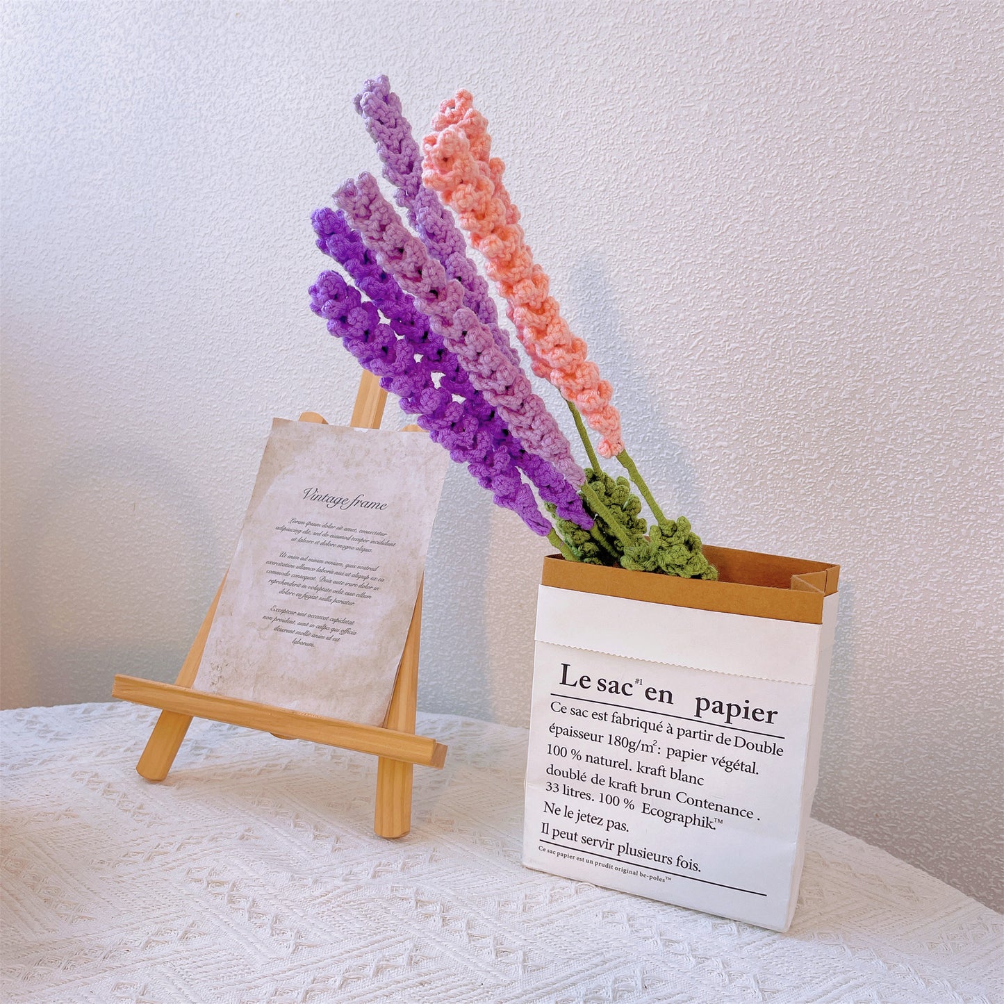 Lavender Serenity: Palo de flor de lavanda tejido a mano para una decoración de jardín calmante