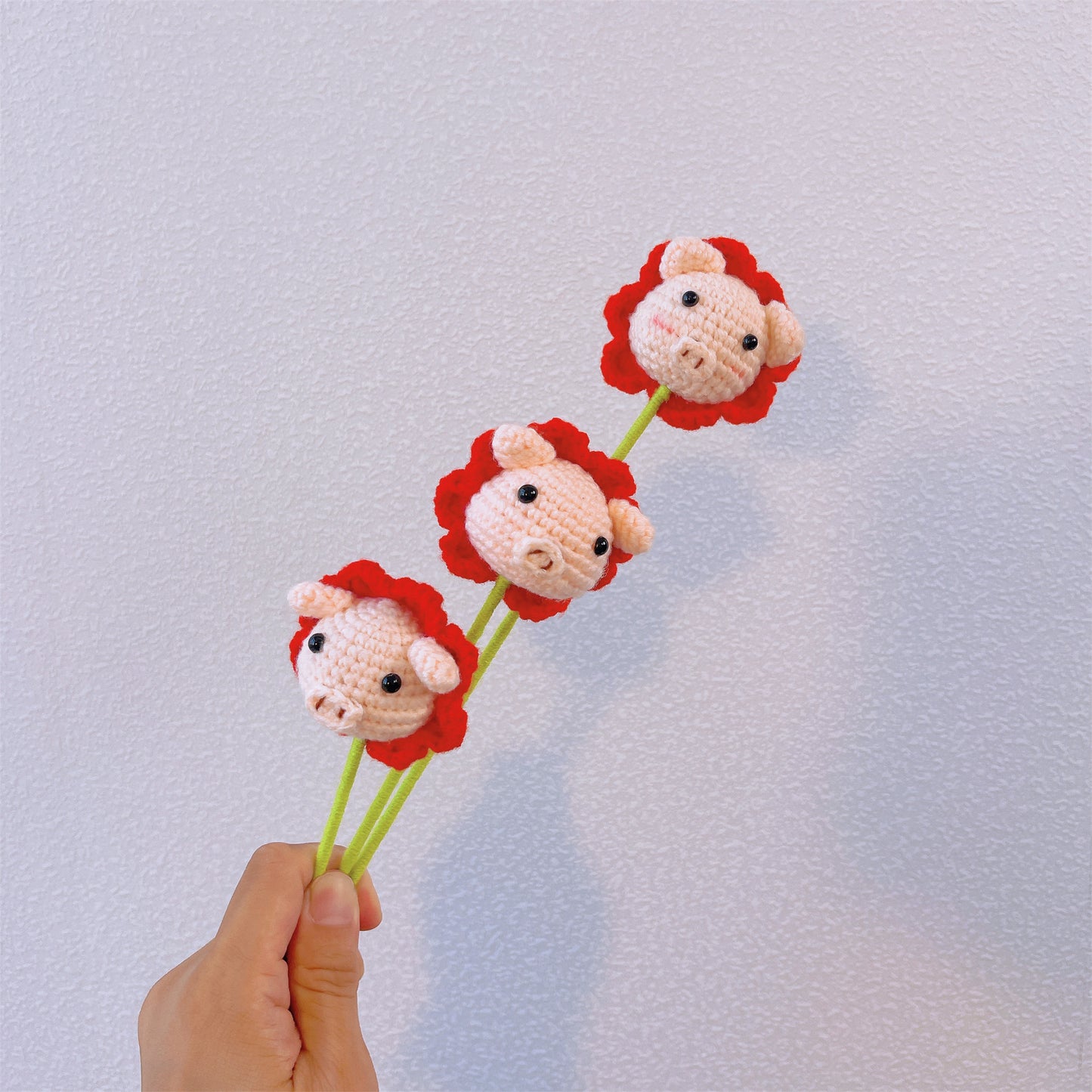 Piggy Bloom: Cabeza de cerdo tejida a mano con acabado en forma de flor para una decoración de jardín juguetona