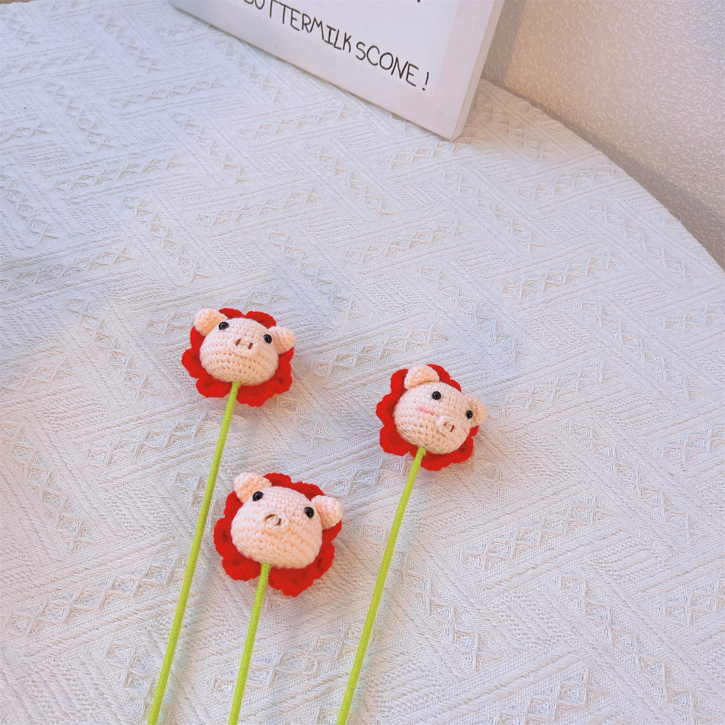 Piggy Bloom: Cabeza de cerdo tejida a mano con acabado en forma de flor para una decoración de jardín juguetona