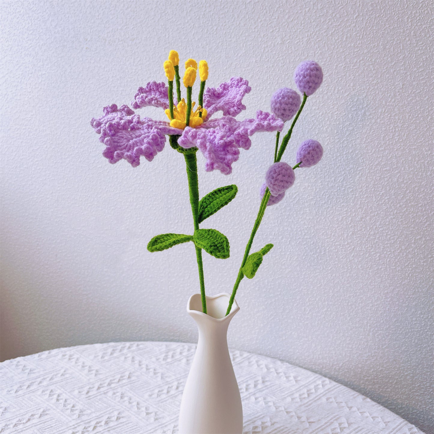 Encanto da Mirtilo-de-Crapa: Estaca de Flor de Mirtilo-de-Crapa Feita à Mão em Crochê para uma Decoração Colorida do Jardim