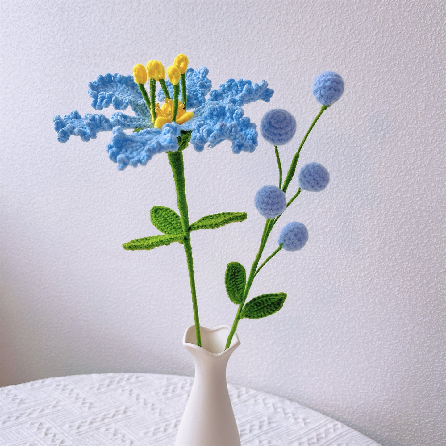 Encanto da Mirtilo-de-Crapa: Estaca de Flor de Mirtilo-de-Crapa Feita à Mão em Crochê para uma Decoração Colorida do Jardim