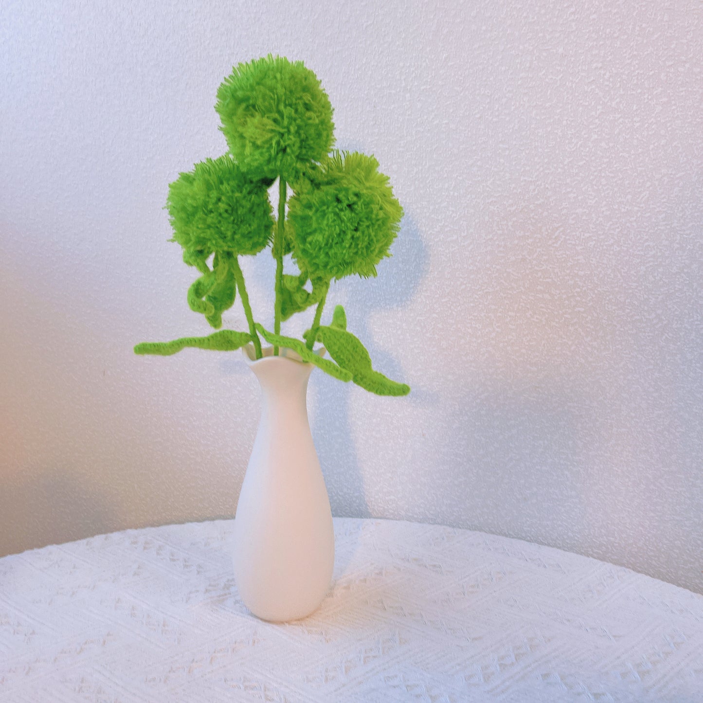 Green Carnation Magic: Paletto Artigianale a Maglia con Garofano Verde per una Decorazione da Giardino Incantata