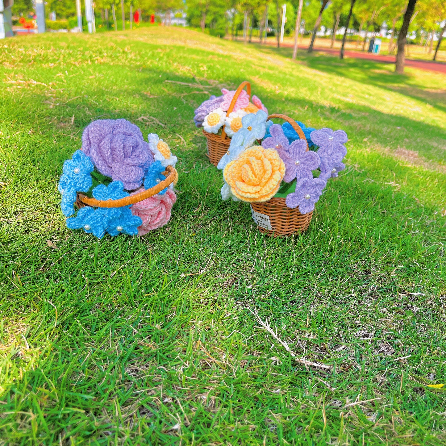 Cesta di rattan fatta a mano con assortimento di fiori a crochet - Accento rustico per la decorazione di casa