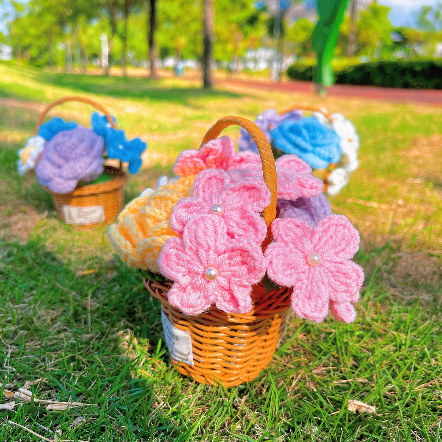 Cesta di rattan fatta a mano con assortimento di fiori a crochet - Accento rustico per la decorazione di casa