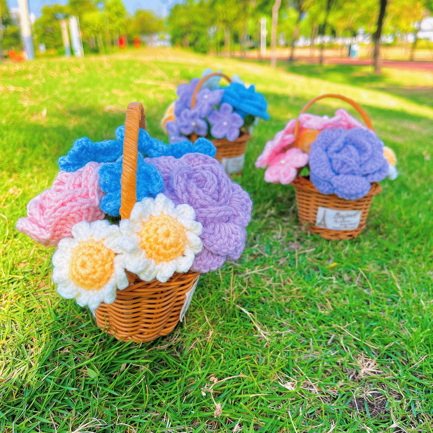 Cesta di rattan fatta a mano con assortimento di fiori a crochet - Accento rustico per la decorazione di casa
