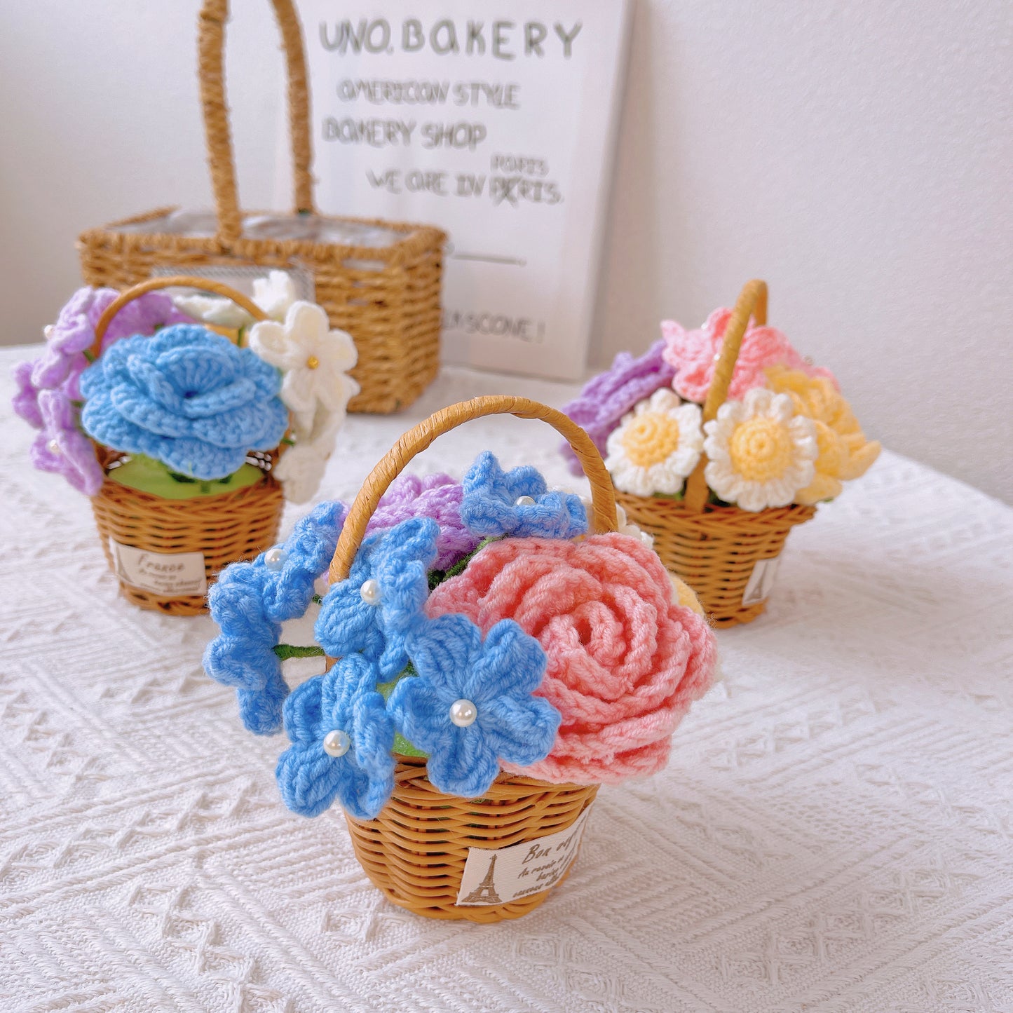 Cesta di rattan fatta a mano con assortimento di fiori a crochet - Accento rustico per la decorazione di casa