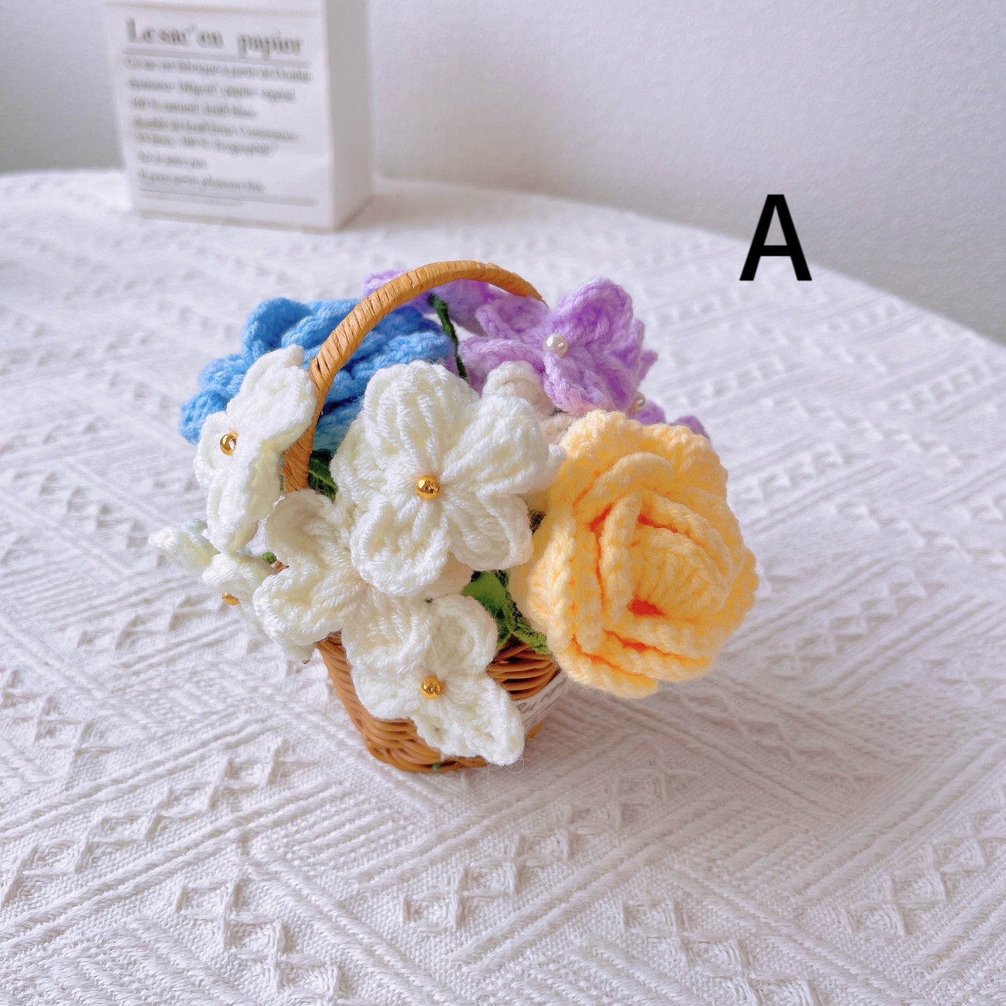 Cesta di rattan fatta a mano con assortimento di fiori a crochet - Accento rustico per la decorazione di casa