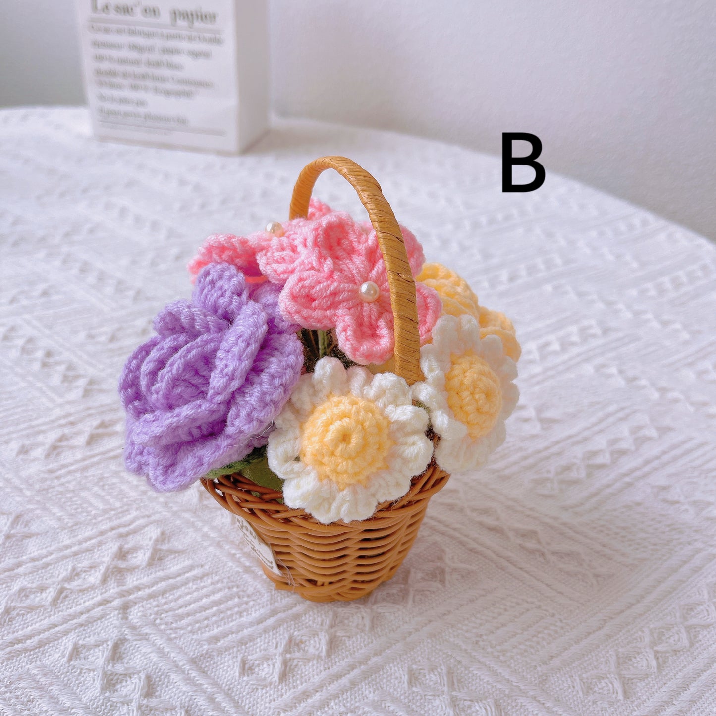 Cesta di rattan fatta a mano con assortimento di fiori a crochet - Accento rustico per la decorazione di casa