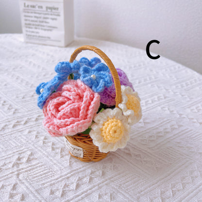 Cesta di rattan fatta a mano con assortimento di fiori a crochet - Accento rustico per la decorazione di casa