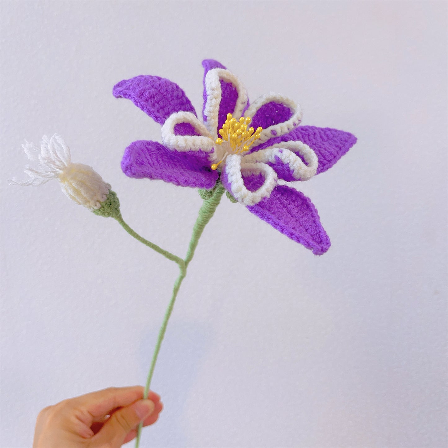 Mazzo artigianale di violette purpuree dedicato al mese di nascita di febbraio - pronto per regalare come composizione floreale per compleanni