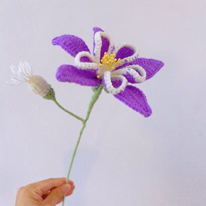 Mazzo artigianale di violette purpuree dedicato al mese di nascita di febbraio - pronto per regalare come composizione floreale per compleanni