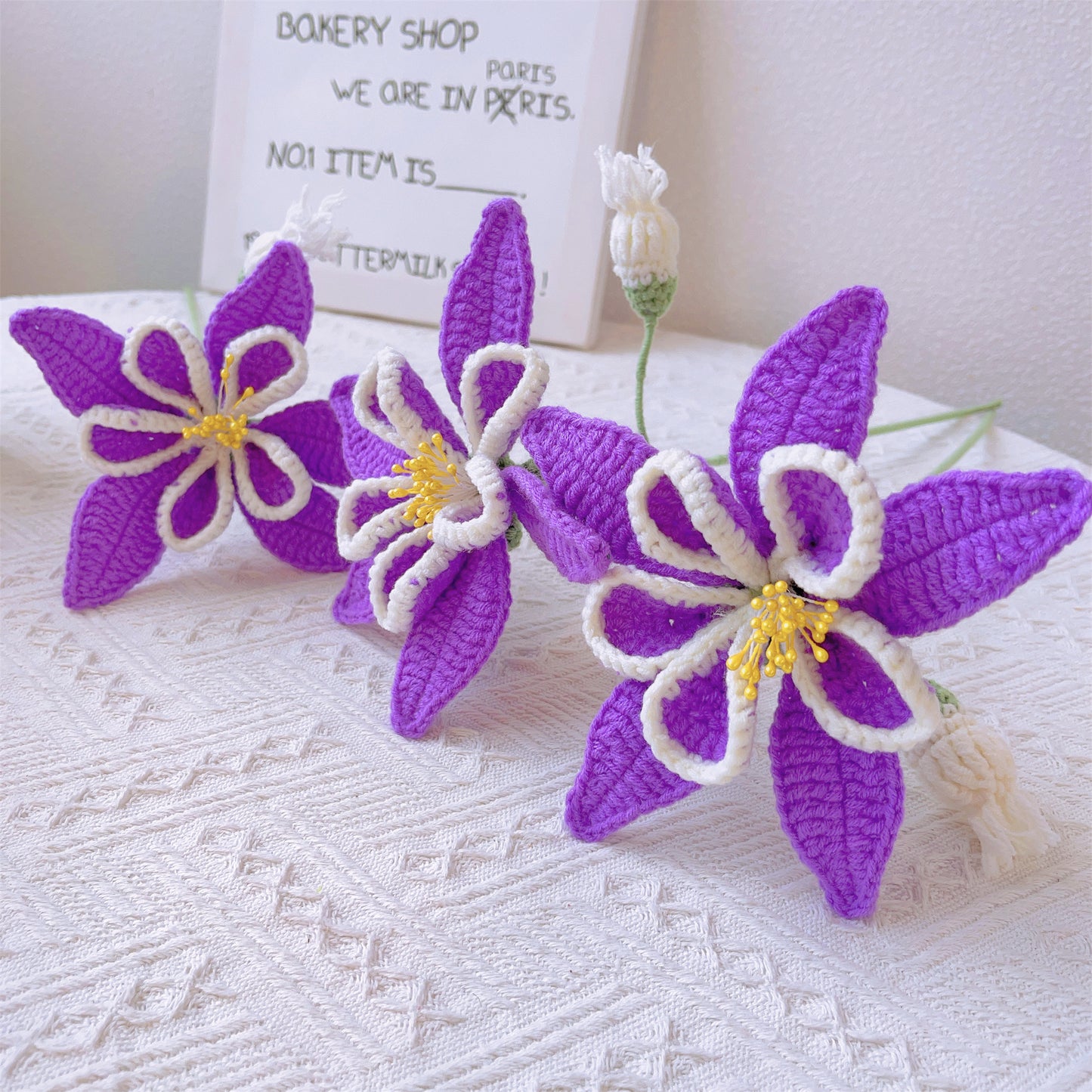 Mazzo artigianale di violette purpuree dedicato al mese di nascita di febbraio - pronto per regalare come composizione floreale per compleanni