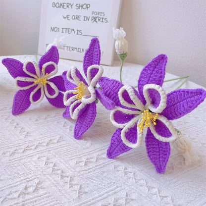 Mazzo artigianale di violette purpuree dedicato al mese di nascita di febbraio - pronto per regalare come composizione floreale per compleanni