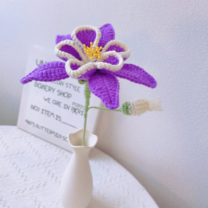 Mazzo artigianale di violette purpuree dedicato al mese di nascita di febbraio - pronto per regalare come composizione floreale per compleanni