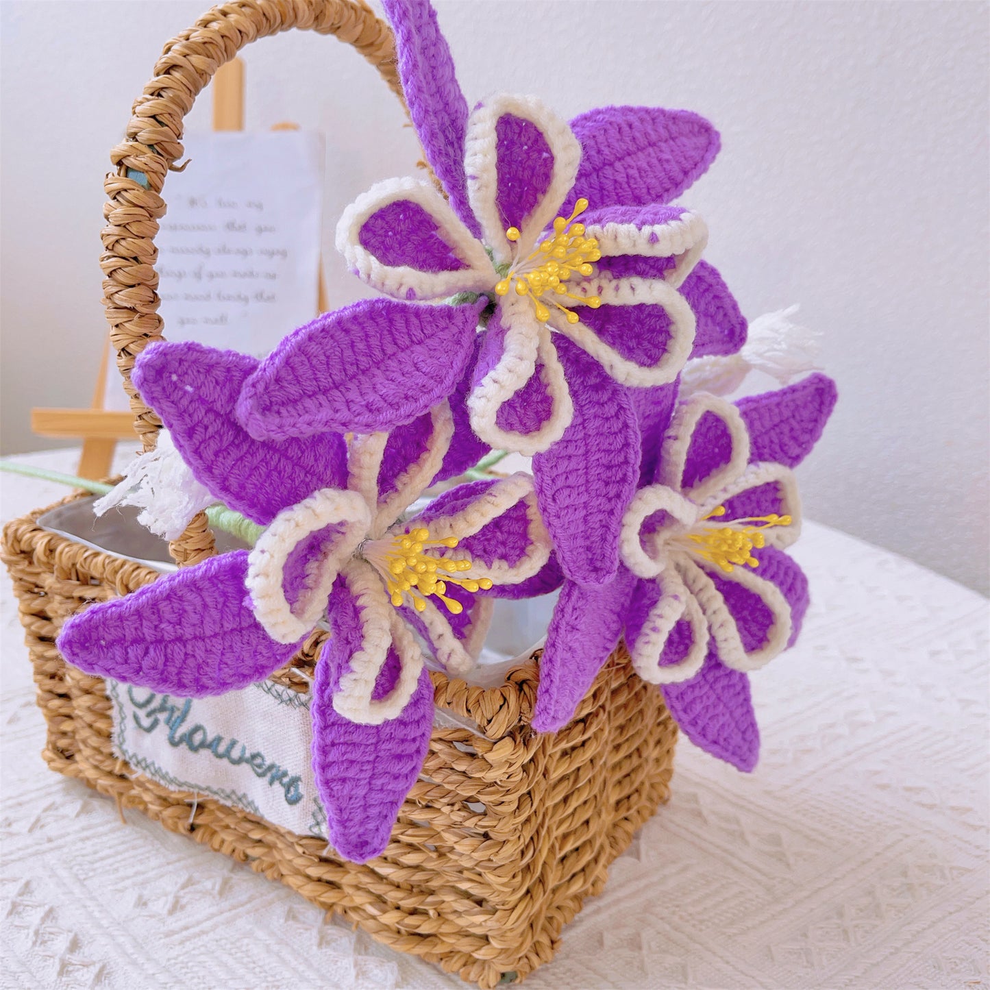 Mazzo artigianale di violette purpuree dedicato al mese di nascita di febbraio - pronto per regalare come composizione floreale per compleanni
