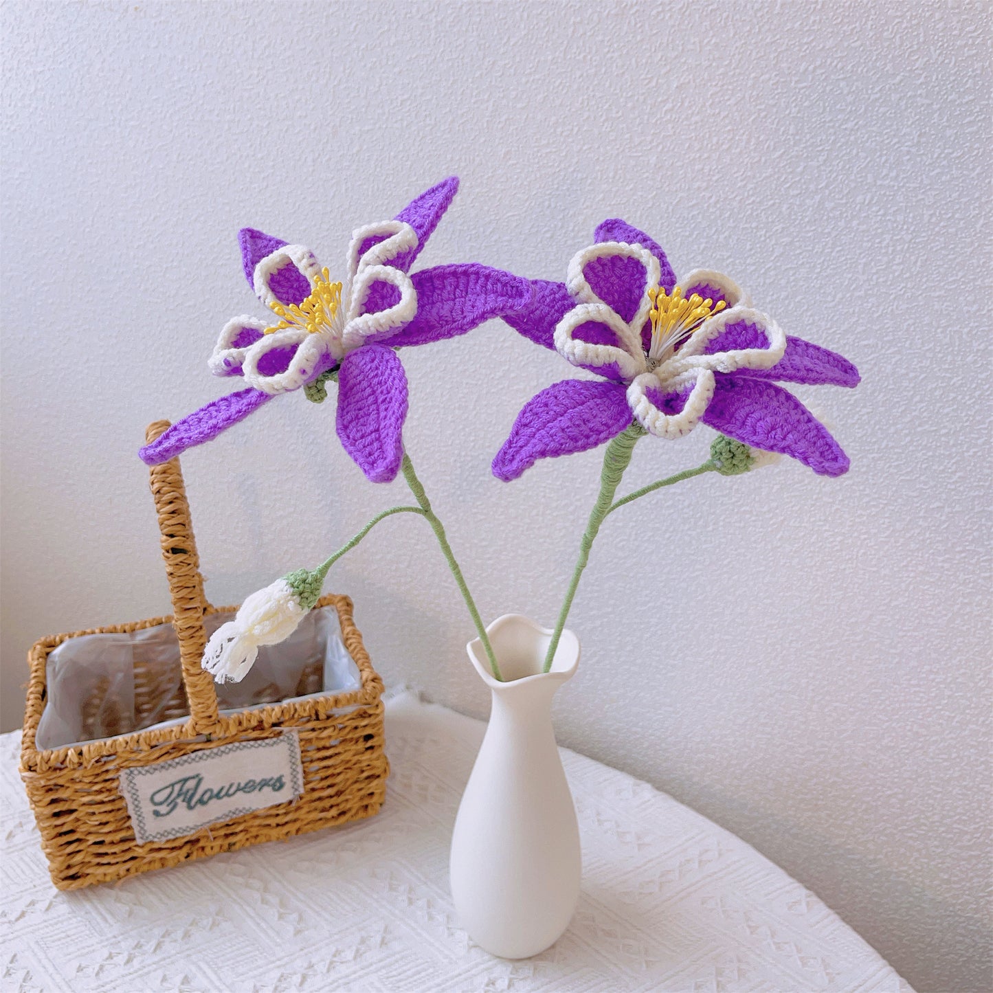 Mazzo artigianale di violette purpuree dedicato al mese di nascita di febbraio - pronto per regalare come composizione floreale per compleanni