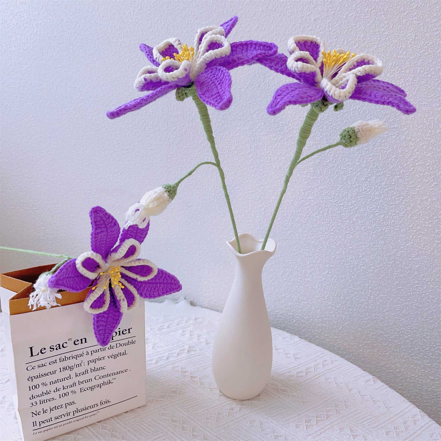 Mazzo artigianale di violette purpuree dedicato al mese di nascita di febbraio - pronto per regalare come composizione floreale per compleanni