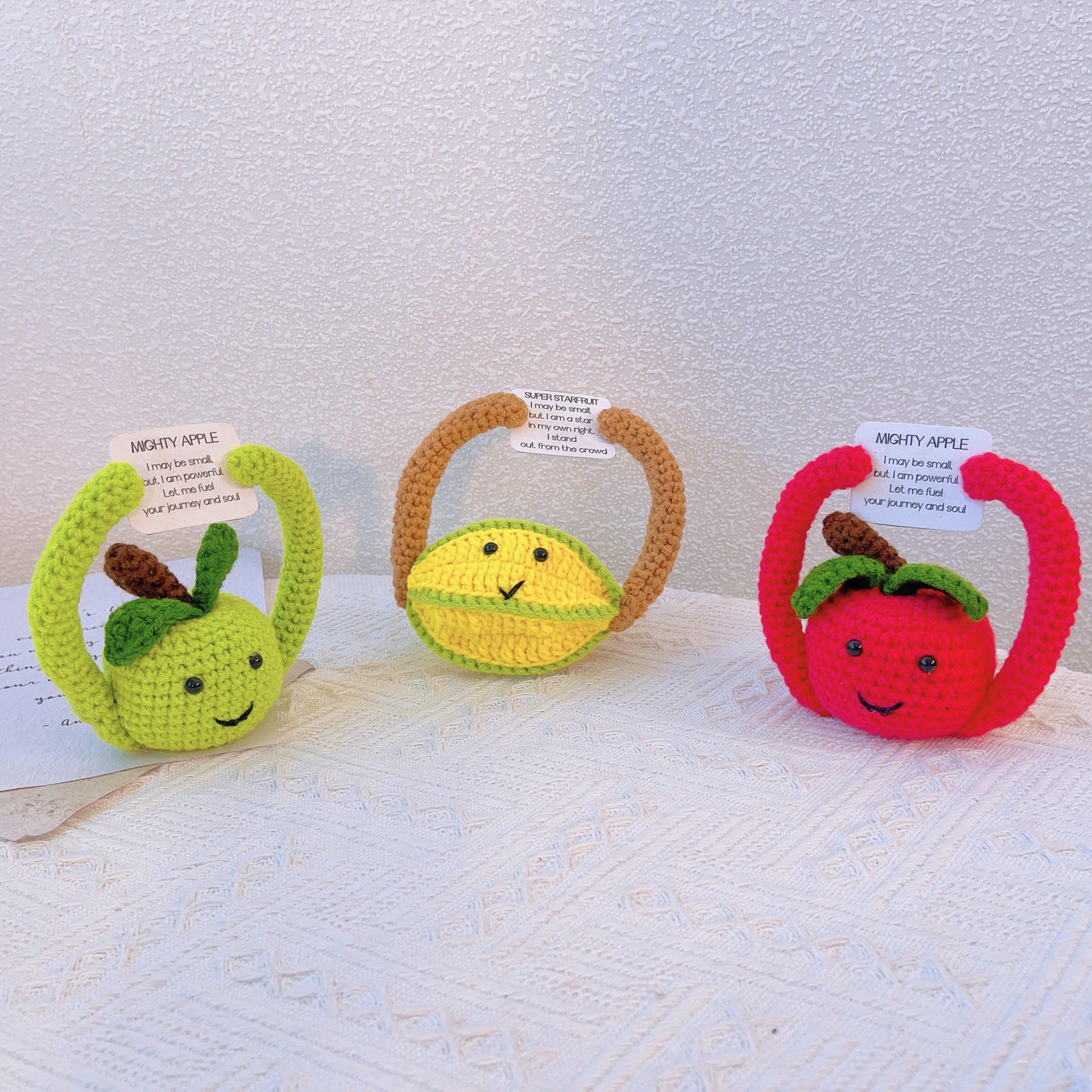"Ispirazioni Fruttuose: Peluches a Maglia a Mano per Illuminare la Tua Giornata, Frasi Inspiratorie, Motivazione, Frase Positiva"