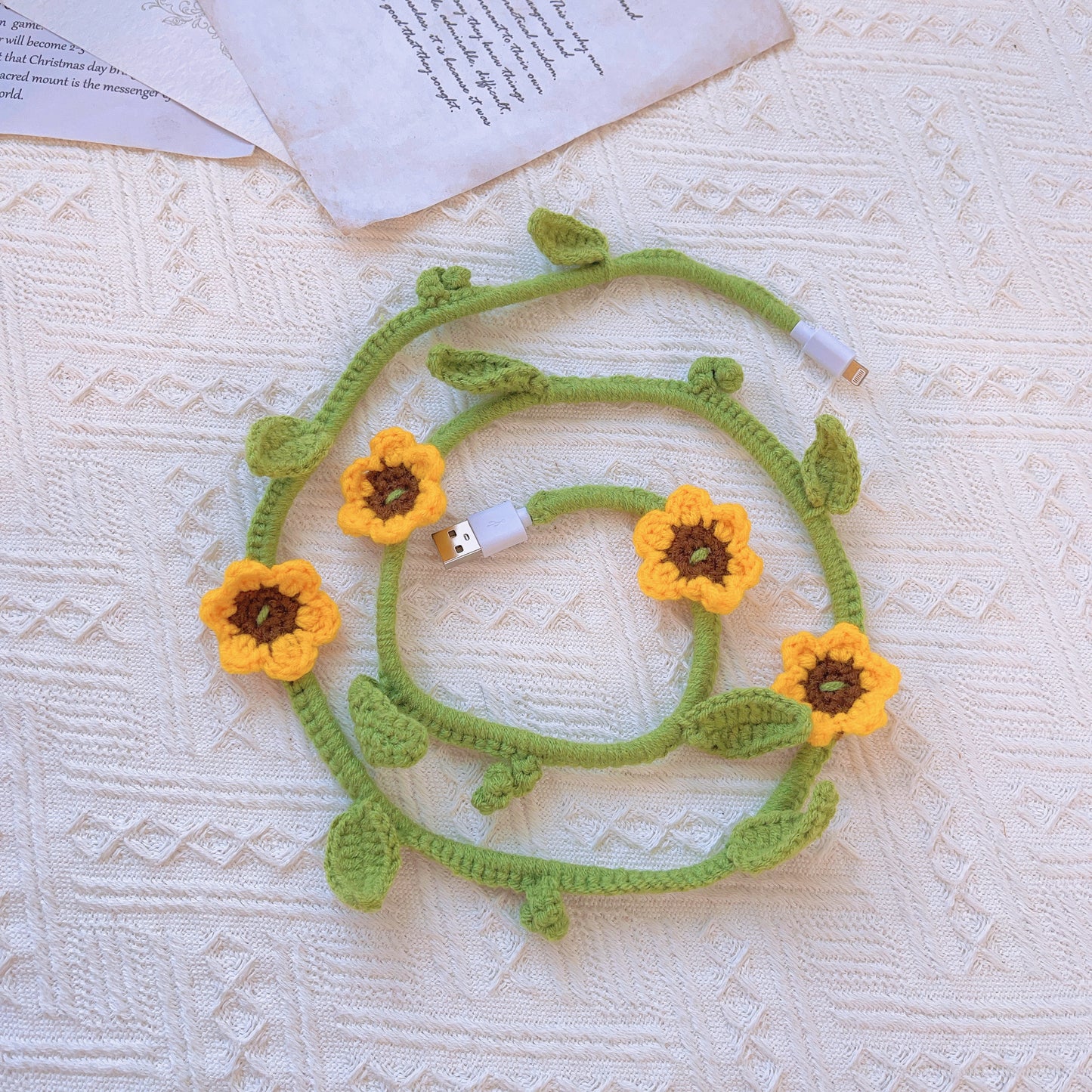 Potencia del Girasol: Cable USB para iPhone Tejido a Mano de Ganchillo con Carga Rápida