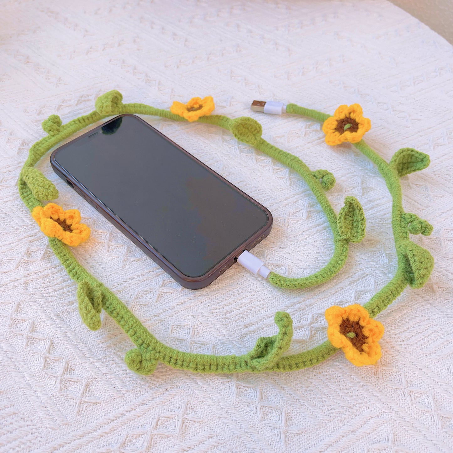 Potencia del Girasol: Cable USB para iPhone Tejido a Mano de Ganchillo con Carga Rápida