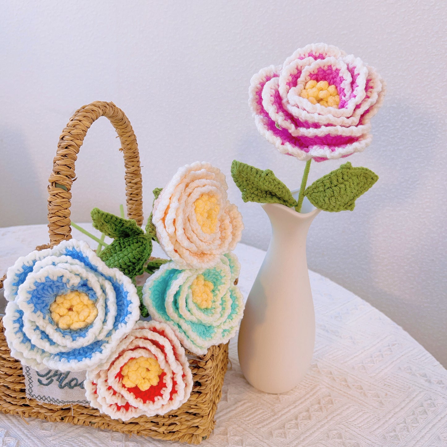 Garden Elegance: Paletto artigianale a maglia con fiori di peonia per una bellissima decorazione di casa e giardino