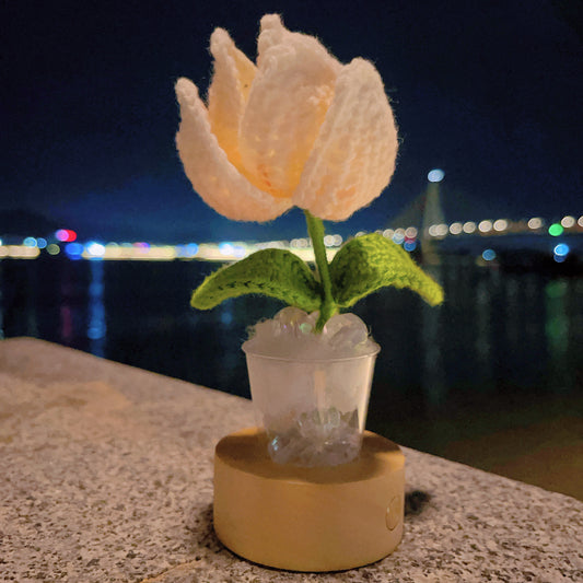 Lampe à changement de couleur tulipe enchanteresse : crochetée à la main, activée par le toucher