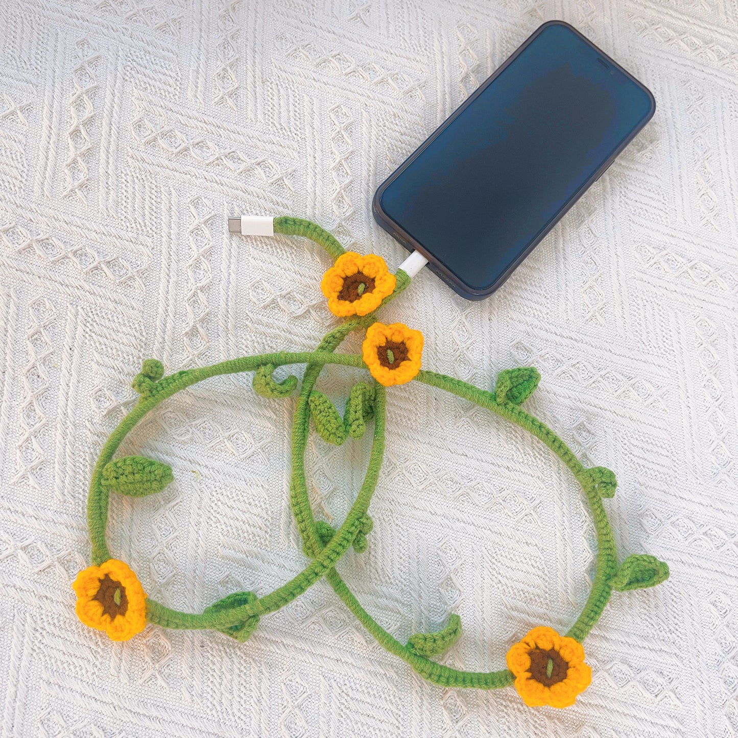 Potencia del Girasol: Cable USB para iPhone Tejido a Mano de Ganchillo con Carga Rápida
