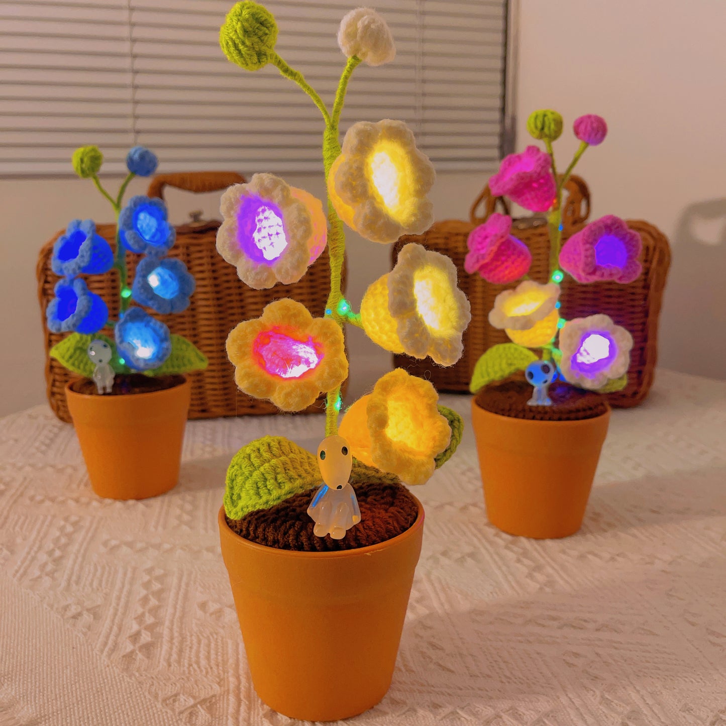 Pianoforma a maglia fatta a mano di Mughetto di Valle - Fiori LED luminosi - Arredamento domestico unico - Regalo perfetto per gli amanti delle piante - Realizzato a mano con filato