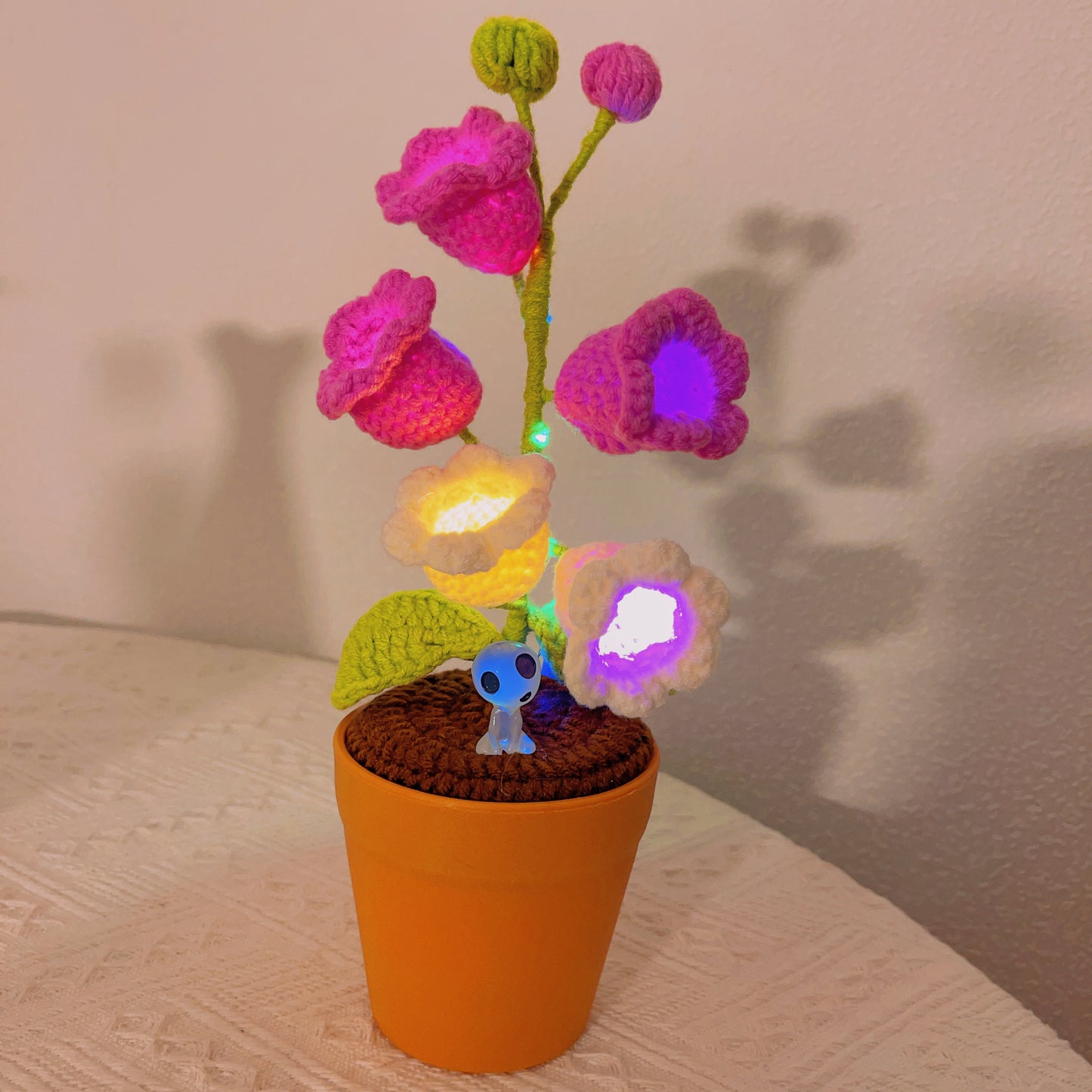 Pianoforma a maglia fatta a mano di Mughetto di Valle - Fiori LED luminosi - Arredamento domestico unico - Regalo perfetto per gli amanti delle piante - Realizzato a mano con filato
