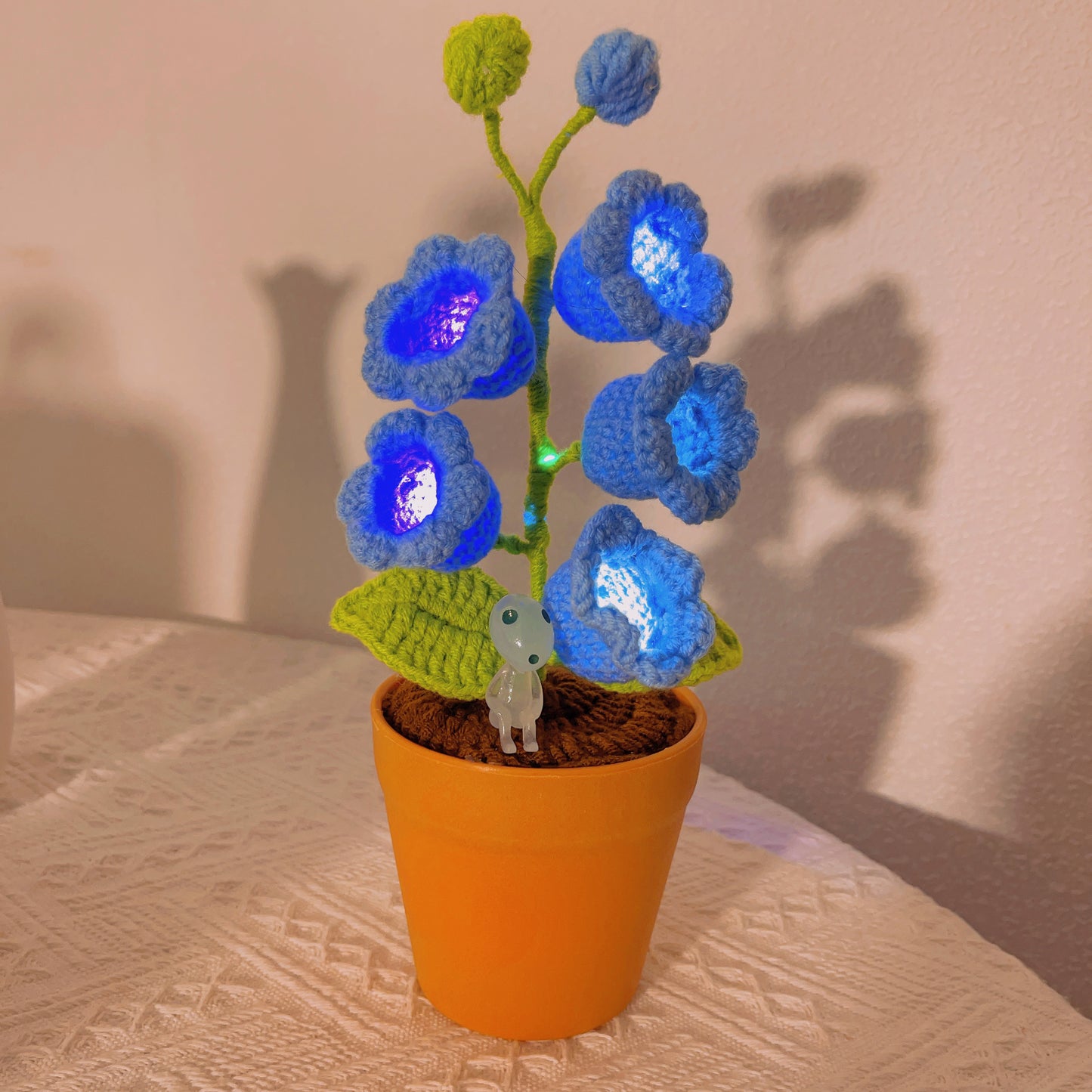 Pianoforma a maglia fatta a mano di Mughetto di Valle - Fiori LED luminosi - Arredamento domestico unico - Regalo perfetto per gli amanti delle piante - Realizzato a mano con filato