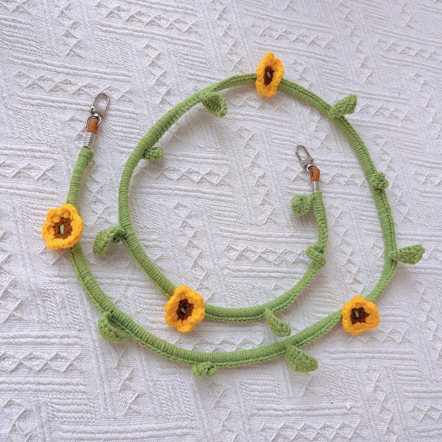 Cadena para móvil, correa de cuello (lanyard), correa para teléfono y correa cruzada para teléfono móvil, hecha a mano con flores trenzadas bohemias de ganchillo.