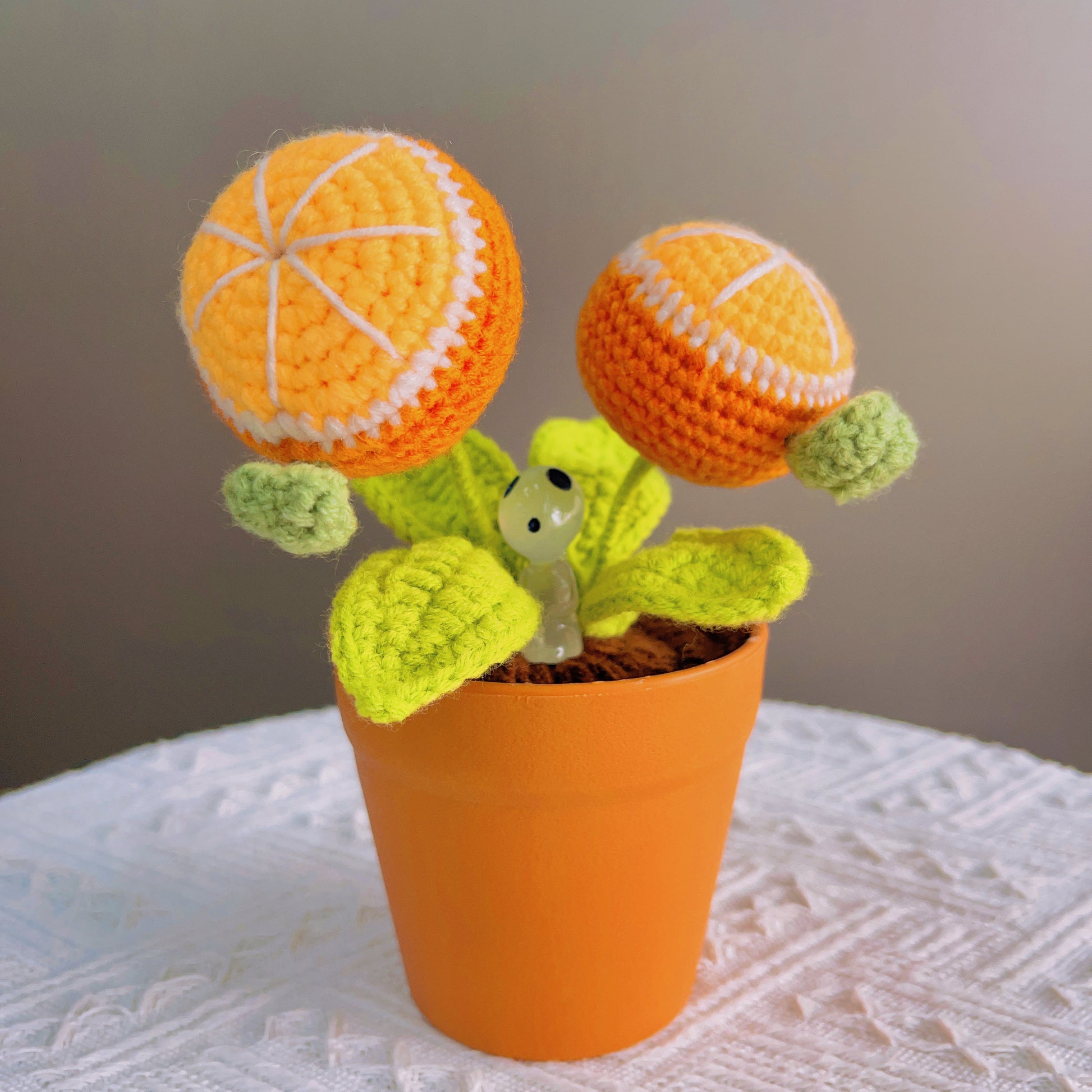 Handgefertigte gehäkelte Mandarinen-Topfpflanze – niedliche