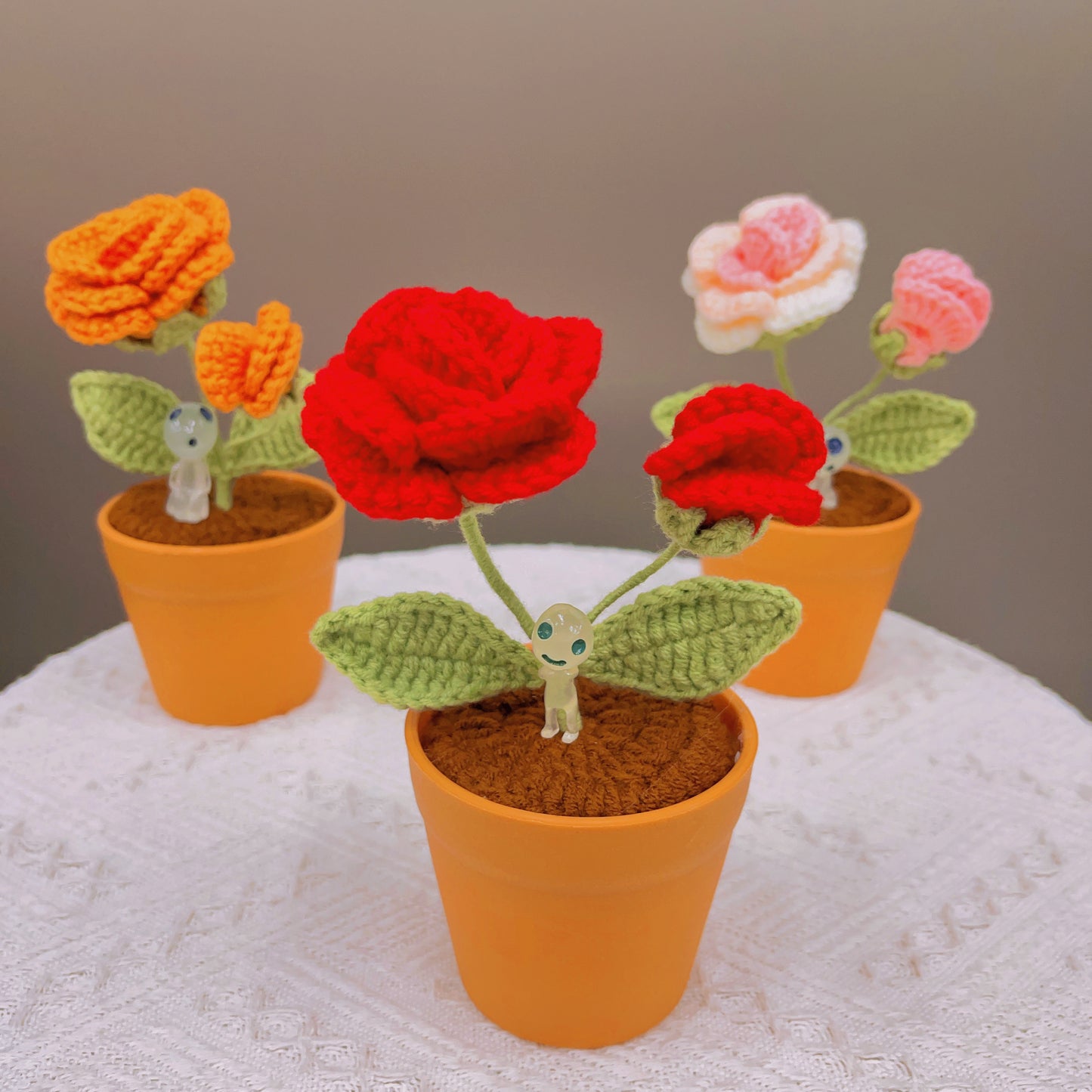 Piante di Rose Realizzate a Mano a Maglia - Finto Fiore Realistico - Decorazione Unica per la Casa - Regalo Perfetto per gli Amanti delle Piante - Fatto a Mano - Regalo per la Festa del Padre 2024