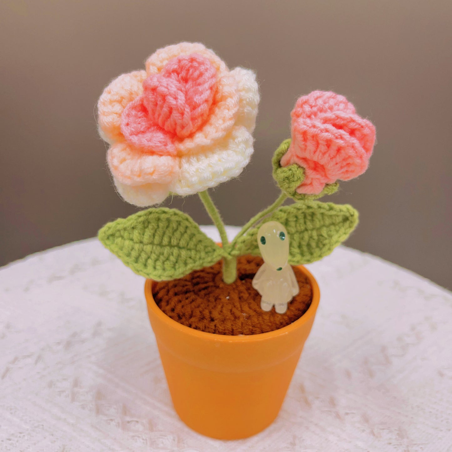 Piante di Rose Realizzate a Mano a Maglia - Finto Fiore Realistico - Decorazione Unica per la Casa - Regalo Perfetto per gli Amanti delle Piante - Fatto a Mano - Regalo per la Festa del Padre 2024